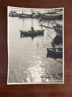 Стара снимка на гръцко пристанище с лодкар, ок. 1940/1950, употребявана