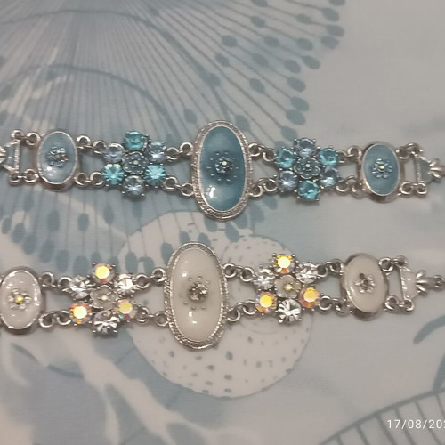 Set of 2 women's vintage style bracelets, blue and white