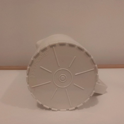 Κανάτα Tupperware 874-15 σαν καινούργιο, χωρητικότητα 1,9 λίτρα, κρέμ & χρυσό