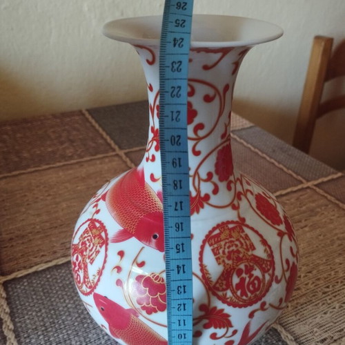 Chinese porcelain vase like new, medium size, high quality