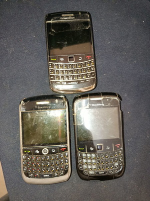 Τρία παλιά κινητά BlackBerry