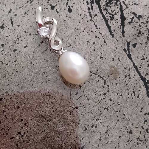 Silver pendant with pearl and zircon 2 cm