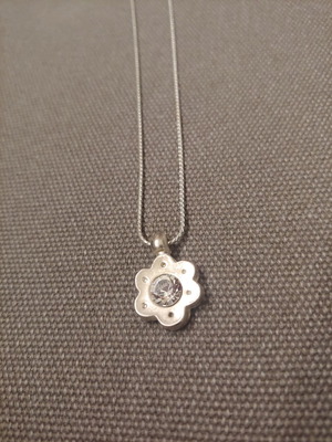 Flower pendant with large crystal in very good condition