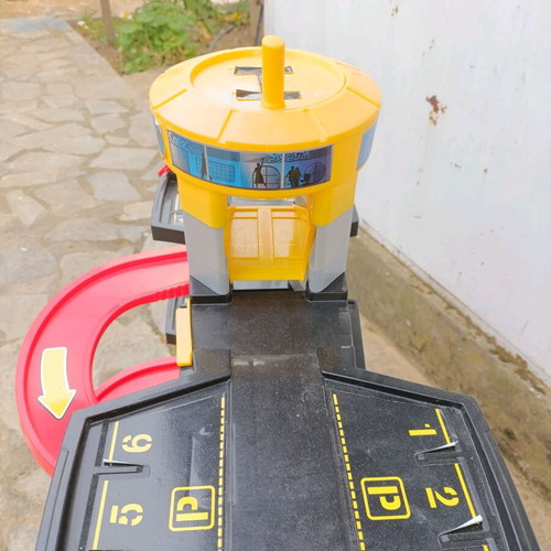 Molto toy car garage used with 3 floors and crank elevator