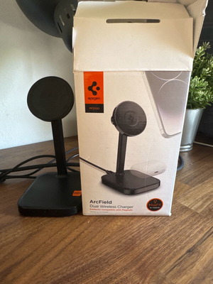 Spigen pf2100 2 in 1 charging dock