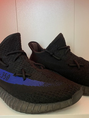 Yeezy 350 V2 sneakers black blue size 42 used in good condition