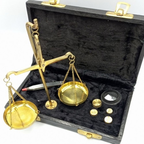 Pocket scale like new in its box with micrograms