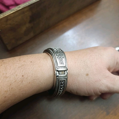 Bracelet type handcuff like new