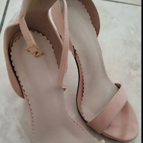 Nude suede sandals used with thin heel and scalloped detail