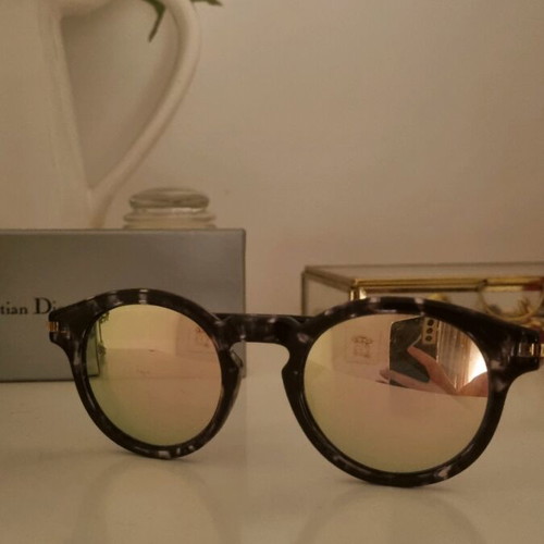 Sunglasses used with mirror lenses and black-white tortoiseshell frame
