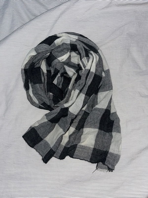 Κασκόλ μεταχειρισμένο λεπτό καρό σε μαύρο, άσπρο και γκρι χρώμα