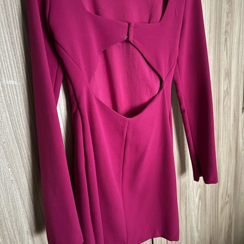 Zara short fuchsia dress used with open back and long sleeve