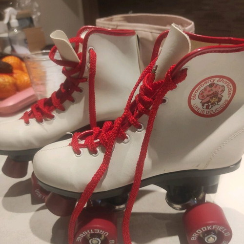 Children's 80s 22no Strawberry Shortcake roller skates used