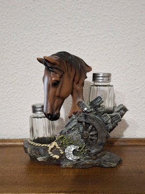 Rustic Western Horse salt and pepper set with base like new
