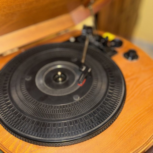 Vintage Classic Pono Record Player used with built-in speakers