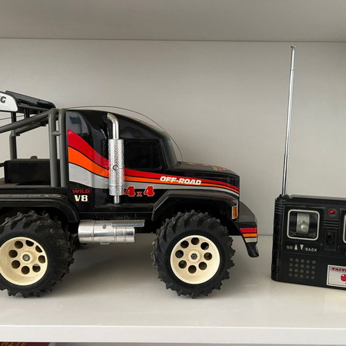 Taiyo remote control car like new, collectible from 1980s