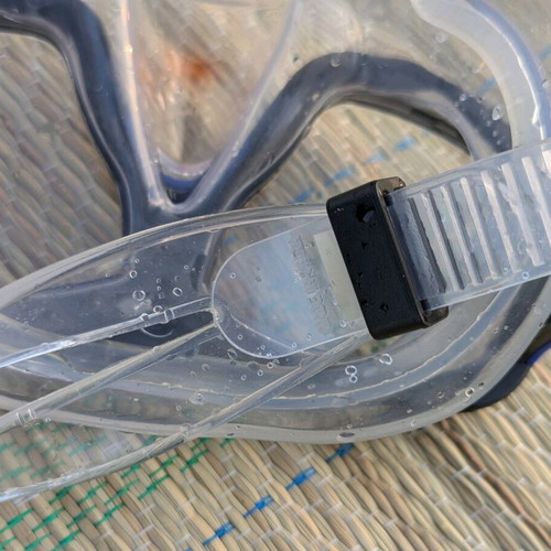 Wave diving mask used with discolored plastic