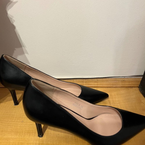GoGo black pumps with low heel like new, size 39