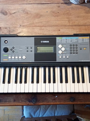 Yamaha PSR-E223 πληκτρολόγιο σαν καινούργιο με τροφοδοτικό 12V