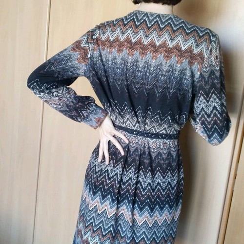 Dress with cross closure and zigzag pattern like new, gray multicolor