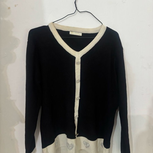 Black blouse with white details and strass used