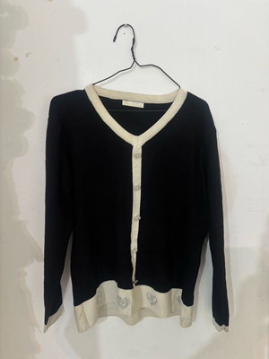 Black blouse with white details and strass used