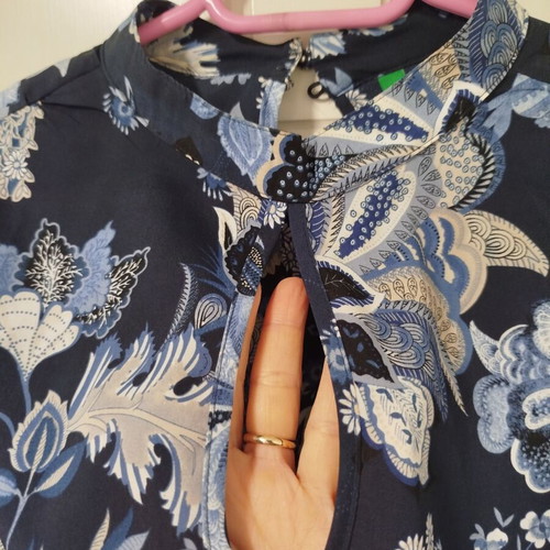 Benetton women's blue floral blouse size M like new