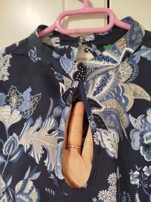 Benetton women's blue floral blouse size M like new
