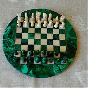 Σκάκι του 1992. Αγοράστηκε από το Ναϊρόμπι της Κένυας. Διαστάσεις: Διάμετρος 17,5 εκατοστά. Συνολικό βάρος 655 γραμμάρια