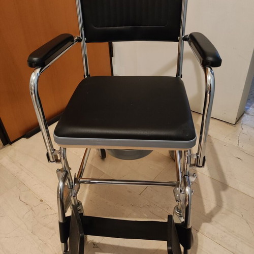 Wheelchair with commode new