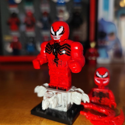 Carnage Marvel Comics figure like new with accessories