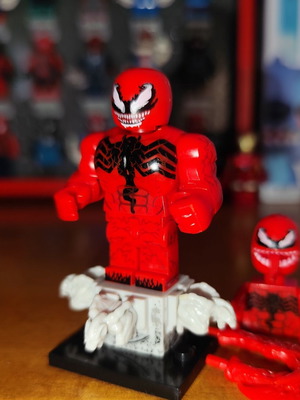 Carnage Marvel Comics figure like new with accessories