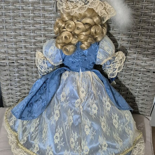 Victoria DOLLS Grace porcelain collector doll like new