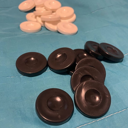 Backgammon pieces like new, 15 white and 15 black