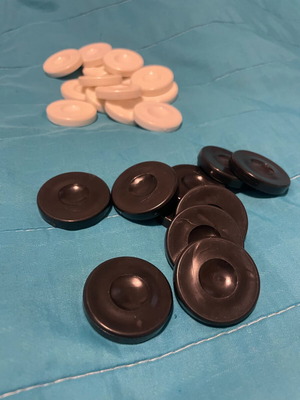 Backgammon pieces like new, 15 white and 15 black