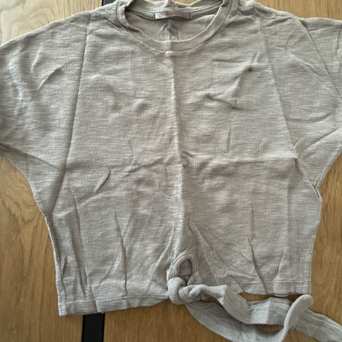 Badila t-shirt crop top with tie at bottom, grey