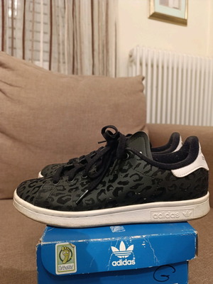 Adidas Stan Smith black, like new, size 37 with embossed leopard pattern