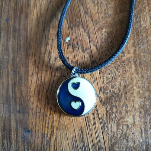Claire's necklace that changes color like new, black and multicolor