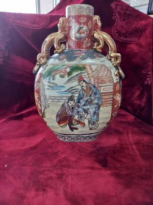 Satsuma vase like new, hand-painted with gold details