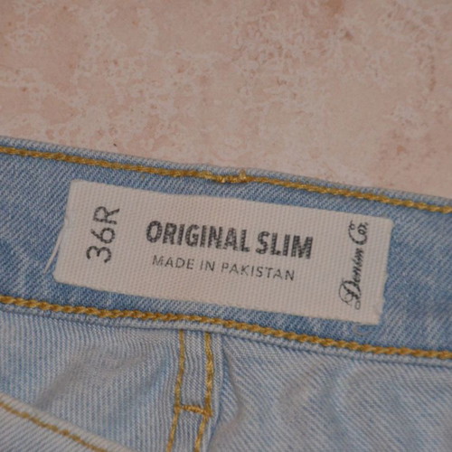 Classic blue jean with rips used, size M