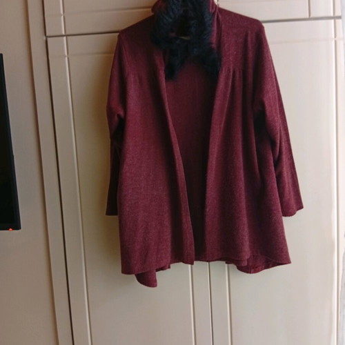 Bordeaux cardigan with black fur hood like new
