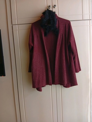 Bordeaux cardigan with black fur hood like new