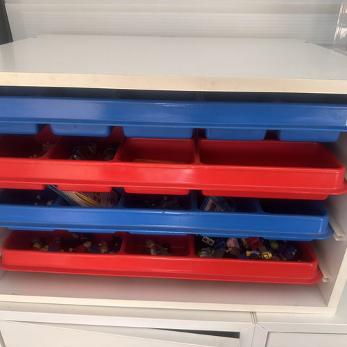 Lego Vintage ντουλάπι αποθήκευσης με 4 συρτάρια, φιγούρες και αξεσουάρ μεταχειρισμένο
