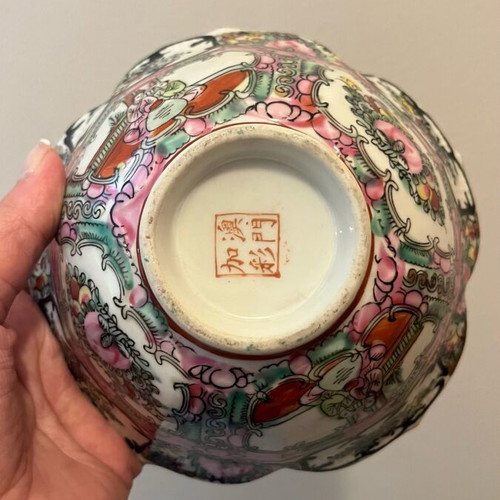 Japanese hand painted Rose Medallion porcelainware bowl like new