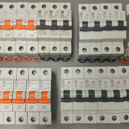 General Electric Automatic Circuit Breakers New, Set of 28 Pieces 6-32 A