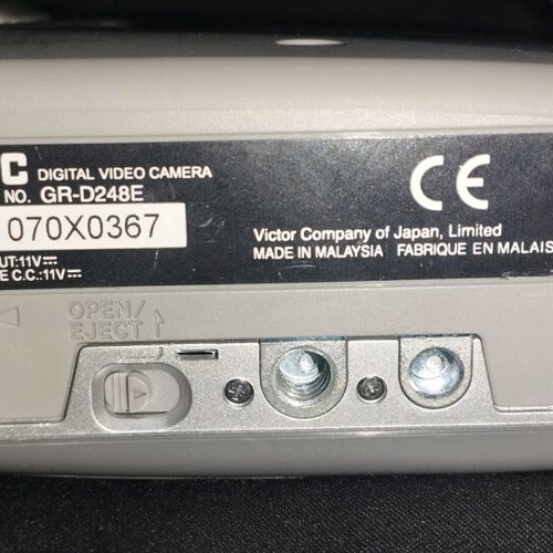 JVC GR-D248E Video Camera like new with accessories