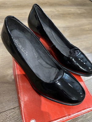 Aerosoles leather patent pumps size 37, black