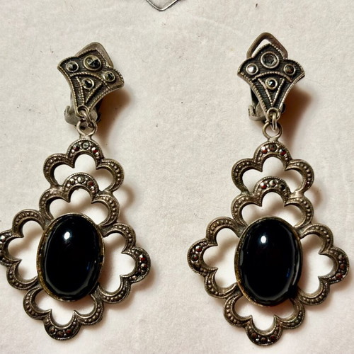 Vintage clip earrings like new, black and silver