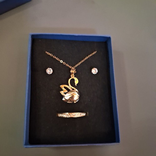 Swarovski jewelry set like new with necklace, ring and earrings blue gold