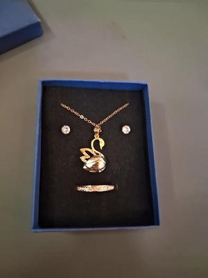 Swarovski jewelry set like new with necklace, ring and earrings blue gold